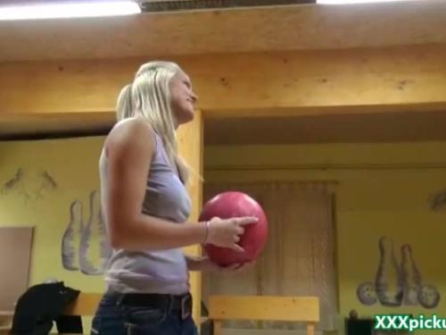 Amateur college girls party hardcore in public 08