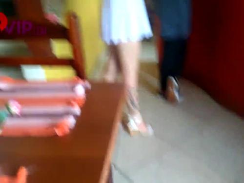 Cristina almeida se exibindo no restaurante com um vestido curtinho, filmada pelo corno do marido